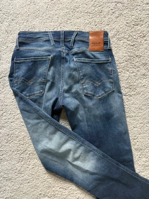 Blå Replay Hyperflex jeans Anbass med  - Tja! Säljer ett par blå Replay Hyperflex jeans med klassisk femficksmodell med fadeing. Knappt använda och i fantastiskt skick!!! Inga defekter hur som helst utan praktiskt sätt nyskick. Använda fåtal gånger, köp inför skolstarten!!! Skickar samma dag 
