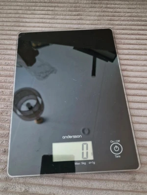 Digital köksvåg från Andersson - Snygg digital köksvåg i svart glas från Andersson. Vågen har en tydlig digital display, touchknappar för av/på och tara samt maxkapacitet på 5 kg. Perfekt för att väga ingredienser exakt i köket.