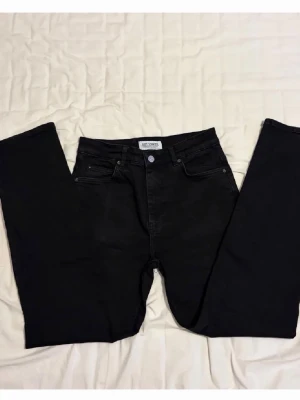Svarta raka jeans från Jack & Jones - Snygga svarta jeans från Just Junkies med rak passform och klassisk femficksdesign. Jeansen har normal midja och stängs med knapp och dragkedja. Tillverkade i ett mjukt denimtyg som passar perfekt till alla tillfällen. 30/32