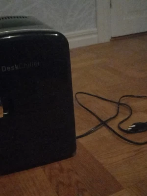 Svart sminkkylskåp med sladd - Snyggt svart sminkkylskåp med rundade hörn och vit kant. Kylskåpet har en sladd för elanslutning och flera inställningar för både AC och DC samt möjlighet att välja mellan kall och varm funktion. Perfekt för att hålla dina skönhetsprodukter fräscha.