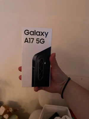 Oanvänd Samsung Galaxy A17 5G svart 📱 - Helt ny och oöppnad Samsung Galaxy A17 5G i originalförpackning. Aldrig använd. Kvitto finns.  ✨ Perfekt som ny mobil eller present 📦 Oöppnad förpackning 🧾 Kvitto finns  Pris: 1790 kr 💕 Skickas eller kan hämtas enligt överenskommelse.  Först till kvarn! 📩