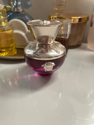 Versace parfym - Dylan purple Versace parfym som doftar som fruktig godis, helt ny i 50ml