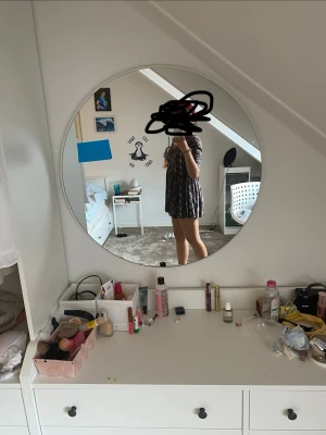 Ormmönstrand kort klänning/ man kan använda som kofta  - Kort klänning i svartvitt med blommigt mönster och v-ringning. Klänningen har korta ärmar och en lös passform som ger en avslappnad look. Perfekt för varmare dagar och enkel att styla med accessoarer.