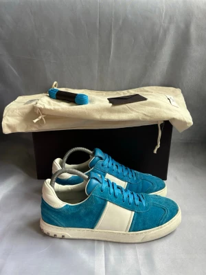 Ljusblå Valentino Flycrews  - Valentino Flycrews Ljusblå | Skick - 8/10, 1 nit borta | Size - 40 (26.5cm innersula) | Box, 2 dustbags och valentino kort ingår | Hör av er vid frågor eller funderingar 🙌