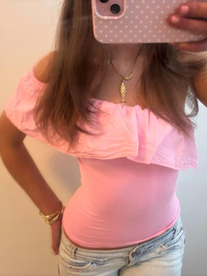 Rosa one shoulder volangtopp  - Såå fin rosa one shoulder volangtopp! OBS: ❗️Denna kommer säljas via budgivning i min Plick Live show + cocopanda giveaway den 26e Augusti kl 20.00, så denna går inte att köpa nu. Men skriv gärna om ni har frågor. Jag är 168 och det är mina bilder💖  obs barnstorlek men passar s