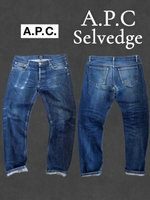 A.P.C selvedge jeans - Hej! Säljer nu dessa riktigt snygga A.P.C selvedge jeansen🔥💯  _________________________________________________  Jeansen har riktigt snygga fades och kan få ännu mer vid användning. Jeansen är i mycket bra skick med en liten lagning i skrevet vilket inte syns😄🤩  Storlek 31  Tveka inte på att slänga iväg ett prisförslag eller meddelande vid någon fundering🤝