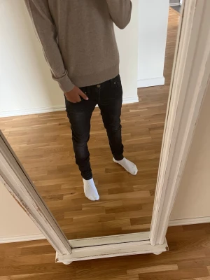 Svarta Dondups jeans  - Säljer ett par sjukt feta svarta dondups i w29 jeansen är i väldigt bra skick och har inga större problem, hör av er vid frågor , priset går att diskutera 
