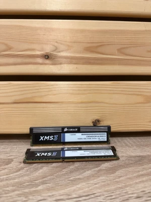 Corsair XMS3 RAM-minne totalt 8 gb DDR3 - Corsair XMS3 RAM-minne till stationär dator, DDR3-moduler med svart kylare. Två stickor som suttit i vanlig PC, bra uppgradering om du behöver mer minne.  4 gb per sticka, 8 gb totalt. 1600 MHz.