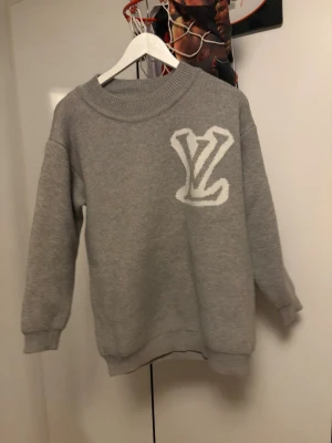 Louis vutti3n  - Snygg grå stickad kofta med lv märke på båda sidorna storlek m s helt ny 