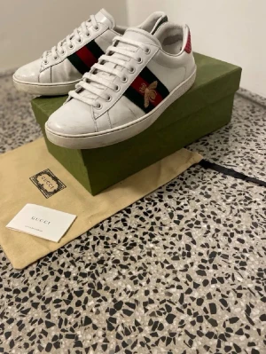 Gucci skor - Tjena, säljer ett par vita Gucci skor, storlek 40 passar även 41, uk6. Skick 7-8/10, perfekta inför hösten, hör gärna av er vid fler frågor eller funderingar 