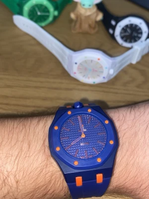 Unik Blå/ orange klocka  - Armband och lanyard medföljer, frakt 2-5 dagar. Finns flera färger. Pris går att diskutera - skicka prisförslag. 