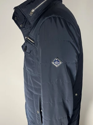 J.Lindeberg field jacket - 👕 Plagg: Field jacket                                                          📏 Storlek: L                                                             🏷️ Märke/Modell: J.Lindeberg                                                ✨ Skick: Fint skick                                                        💬 Vid frågor är det bara att skriva!                                                                                          🛍️ Gramenti