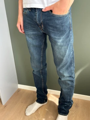 Zara jeans slim fit - Ett par feta jeans från Zara i modellen slim fit! Nypris - 400kr                                                   Storlek - EUR 40 USA 31                                         Mått - A: 40 B: 84 C: 27 D: 21 E: 17.5 (cm)    OBS! Lapparna är kvar, nya och inga tecken på användning!                                                              Priser kan diskuteras vid snabb affär, skickas samma dag eller dagen efter!🚚💸