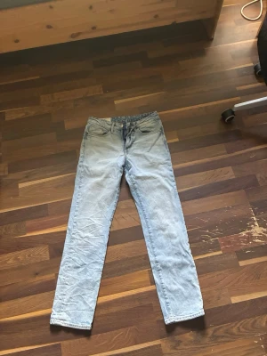 Ljusblåa jeans från h&m - Säljer ett par ljusblåa jeans från h&m