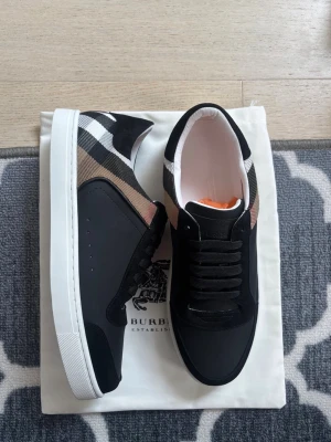 Svarta burberry skor  - Dustbag tillkommer vid köp!
