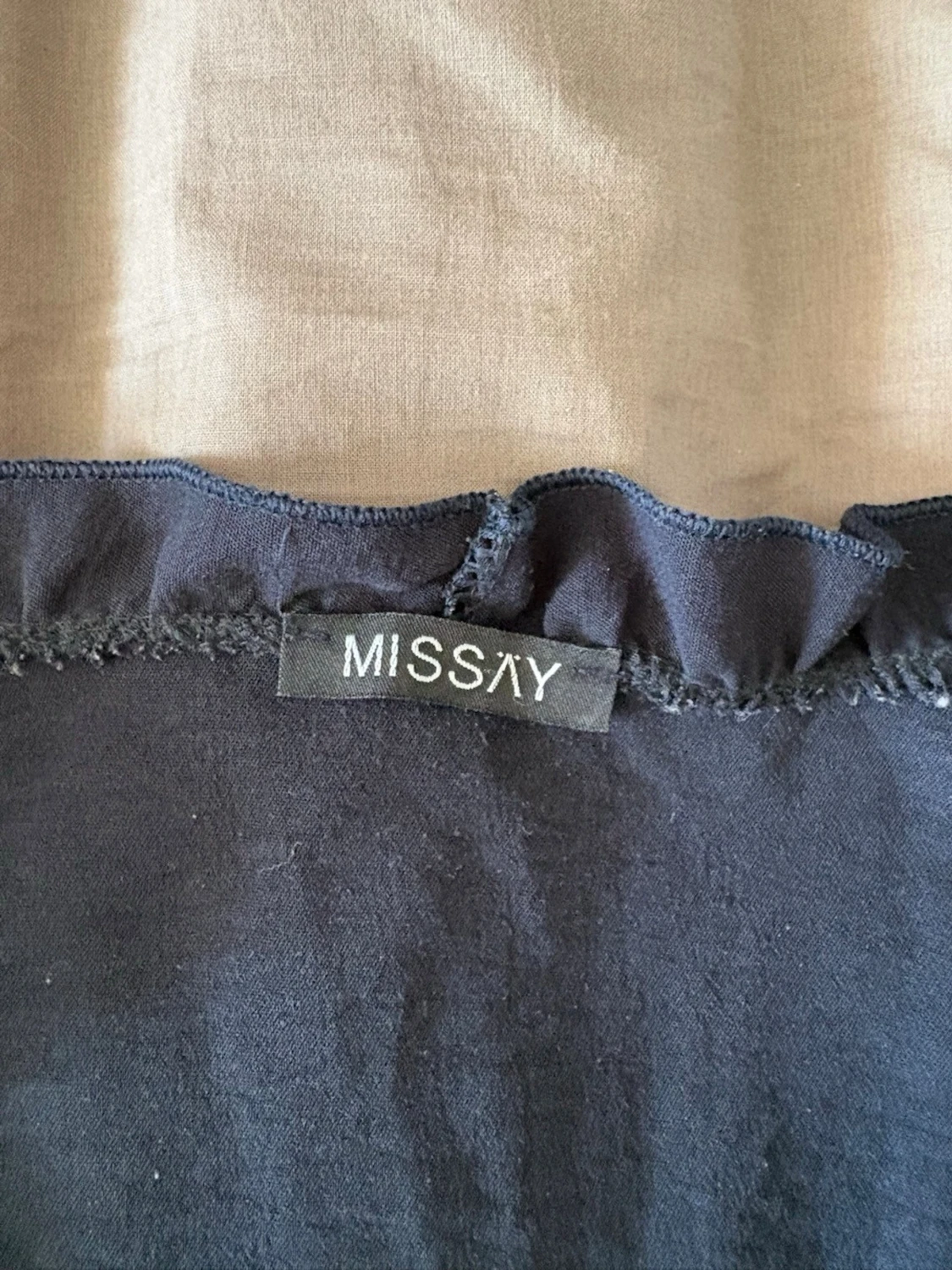 Mörkblå blus med volang från Missay - 1