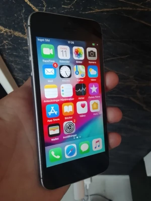 iPhone SE, utmärkt skick  - Säljer en iPhone SE 64gb 1st gen Space Gray. Perfekt för dig som önskar en mindre å smidig telefon. Inga skador alls i princip och inga repor på fram eller baksidan.  Inte bunden till någon operatör