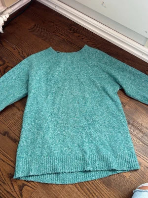 Turkos stickad tröja från Vero Moda - Mysig turkos stickad tröja från vero Moda. Materialet är mjukt och ger en skön känsla.