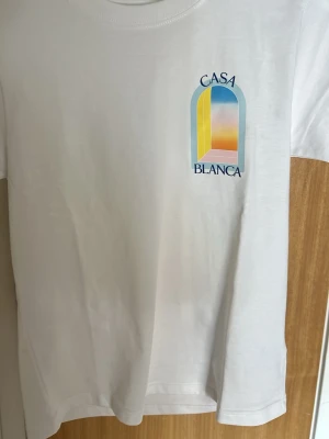 Casablanca tshirt  - Säljer min Casablanca tshirt då jag köpte en för liten storlek. Aldrig använd då den va för liten. Skicka ett meddelande vid intresse eller om du vill ha mått eller fler bilder.
