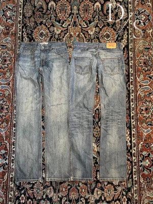 Levis 00’s back buckle vintage jeans - Riktigt snygga backbuckle jeans från Levis, dessa har en riktigt snygg tvätt och en lång och fin Innersöm som gör att dem lägger sig över skorna snyggt, de är ”511 slim” men tycker själv att de sitter mer åt straight fit hållet. Midja: 40,5cm Längd:109cm Benöppning:18,5cm