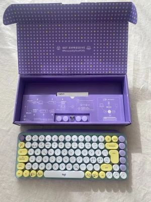 Logitech Pop Keys trådlöst tangentbord  - Helt nytt, aldrig använt! Trådlöst mekaniskt tangentbord med anpassningsbara emoji-knappar. Höjd: 138,47 mm Bredd: 321,2 mm Djup: 35,4 mm. Nypris 1190kr