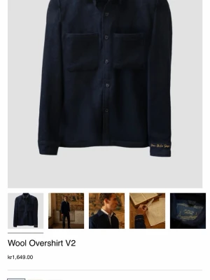 Donce De La Sense Overshirt  - Stilren mörkblå är overshirt i ull , med klassisk krage, två stora bröstfickor och knäppning framtill. Perfekt lager på lager-plagg med tidlös design och mjukt material. Strlk L