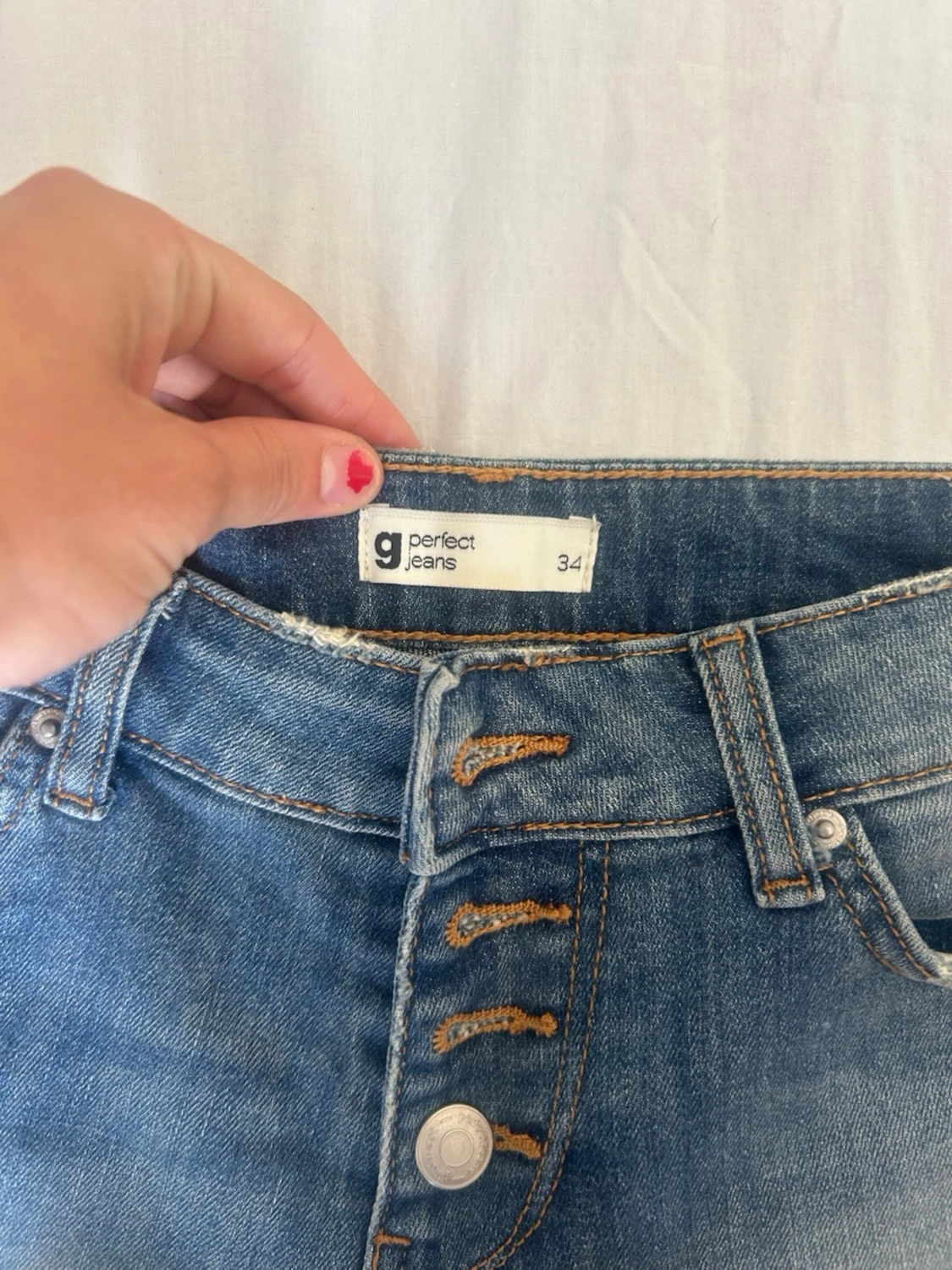 Lågmidjade blå jeansshorts med fransig kant - 2