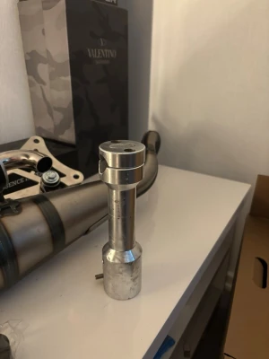 Styrstamm  - Säljer en silverfärgad Styrstamm från TNT ny pris 399kr, den är i bra skick 
