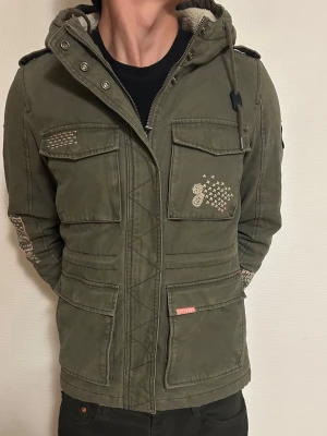 *Unik Superdry Jacka* - En mycket fin fieldjacket från Superdry. Storleken är följande: S. Hör av dig vid frågor!