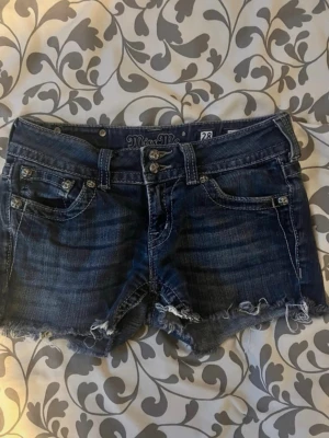 Miss me shorts - Lågmidjade miss me shorts. Storlek 28. Säljer för de inte används längre. Mått rakt över midjan ungefär 37cm och de är lite stretchiga.