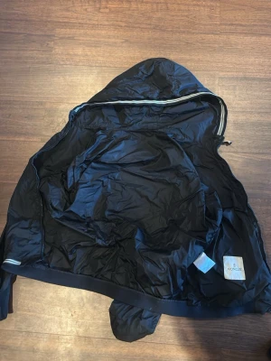 Svart vindjacka med huva från Moncler - Samma jacka som Alfons i fasionstore brukar ha på sig, riktigt snygg sitter bra priset kan diskuteras
