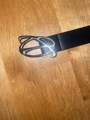 Svart bälte med silverspänne - Svart bälte 🖤  Märke okänt, fick det av en kompis. Fint skick, inga tydliga skador. Skriv gärna om du vill ha fler bilder! Bältet är som ett vanligt i längden!