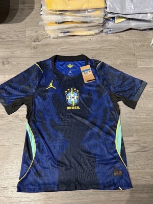 Blå Brasilien fotbollströja Nike - Vm Brasilien tröja 2026 borta. Helt ny byten går bra men möts bara i Stockholm. FRAKTAR EJ!!! 