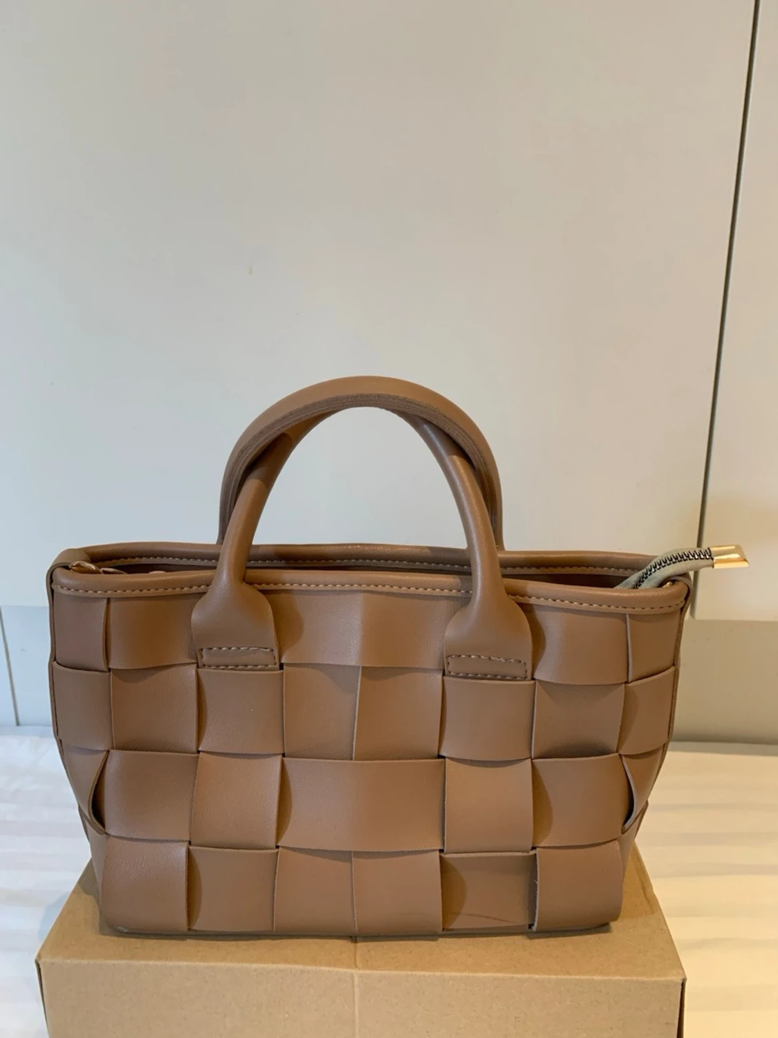 Beige flätad handväska i läderimitation