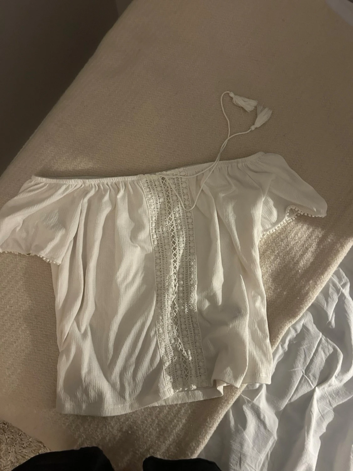 Vit off shoulder topp med spetsdetaljer