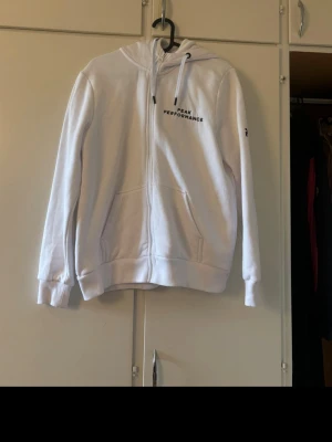 Vit hoodie Peak Performance - Använd fåtal gånger  nyskick inga fläckar 