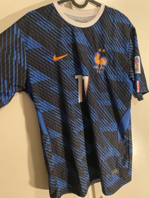 Michael Olise 🇫🇷 – VM 2026 | Helt ny tröja ⚽️ - Frankrikes VM-tröja 2026 med Michael Olise – helt ny och oanvänd.  ✨ Helt ny 📦 I originalförpackning ⚽️ Michael Olise 🇫🇷 Frankrike – VM 2026 👕 Bra material & fin passform 🎁 Perfekt även som present  En riktigt clean tröja för dig som gillar Olise och Frankrike.   Först till kvarn.