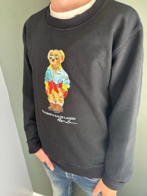 Polo Ralph Lauren sweatshirt - En tröja ifrån Polo Ralph Lauren i storlek M som passar till allt!                                                          Nypris ca 2900kr.                                              Storlek - M.                                                               Mått - A: 41 B: 47 C: 51.5 D: 64 (cm) Priser kan diskuteras vid snabb affär, skickas samma dag eller dagen efter🚚💸. 