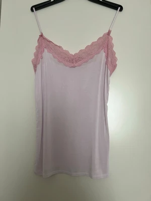 Rosa sovlinne - Rosa fint sovlinne med ljuvlig spets.   Alla lappar är borttagna. Från H&M storlek S.   Längd: ca 53 cm