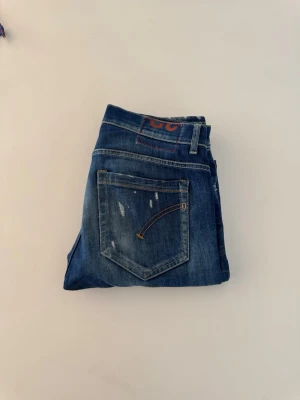 Dondup jeans - Säljer dessa dondup jeans i modellen george storlek w32. Jeansen är i riktigt fint skick och används fåtal gånger, nypris ca 3000 mitt pris 999. Kom dm för minsta fråga eller fundering!