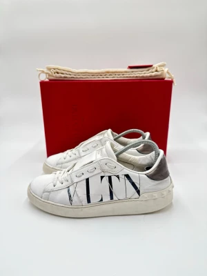 Valentino sneakers  - Hej säljer nu dessa fina valentino open skor  Skick enligt bilder  Postar snabbt och smidigt   Hör av er vid frågor eller funderingar