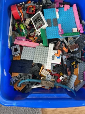 Stor låda med blandade LEGO-bitar - En blå plastlåda fylld med massor av blandade LEGO-bitar i olika färger och former. Perfekt för dig som vill bygga fritt och skapa egna konstruktioner. Innehåller både plattor, fönster, hjul och andra specialdelar. Kul för både nybörjare och samlare! Mycket starwars o ninjago figurer ca 7kg