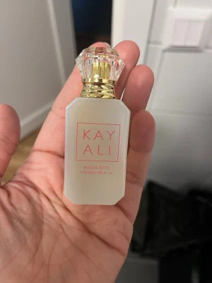 Kayali Boujee Kitty Caramel Milk parfym - Säljer en  parfym från Kayali, Boujee Kitty Caramel Milk 22. 10 ml. Endast testad. Nypris 379kr