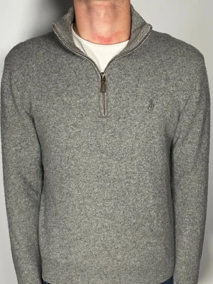 Ralph Lauren halfzip - 👕 Plagg: Halfzip                                                          📏 Storlek: M sitter som S                                                             🏷️ Märke/Modell: Ralph Lauren                                                ✨ Skick: Fint skick                                                        💬 Vid frågor är det bara att skriva!                                                                                          🛍️ Gramenti