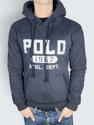 Ralph lauren hoodie - Storlek: M || Skick: Mycket bra|| Nypris: Ca 2000kr || Följ för liknande produkter 🌊🍾