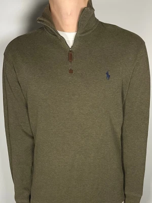 Ralph lauren halfzip - 👕 Plagg: halfzip                                                               📏 Storlek: M                                                               🏷️ Märke/Modell: Ralph Lauren                                    ✨ Skick: Fint skick                                                        💬 Vid frågor är det bara att skriva!                                                                                          🛍️ Gramenti