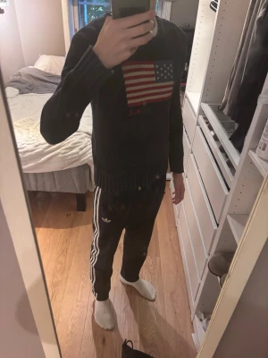 Stickad Ralph Lauren tröja - Tjena säljer denna tvär snygga Ralph lauren tröja med Amerika flags på, hör av er vid frågor