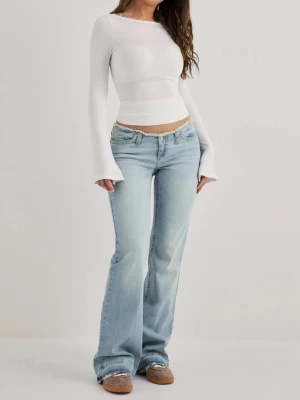 Ljusblå bootcut jeans med rå kant - Säljer dessa ljusblå bootcut jeans från varumärket Nelly med låg midja och rå, fransad kant upptill. Endast används ett fåtal gånger, då det inte är ett plagg i min smak. 