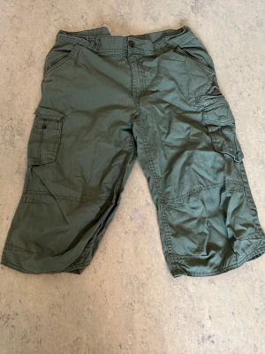 Shorts - Hej! Jag säljer ett par shorts i storlek 164. De är i mycket bra skick och säljs för 40 kr. Perfekta för sommarens alla äventyr! Om du är intresserad eller har några frågor, tveka inte att kontakta mig!