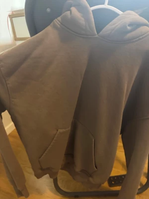 Hoodie - Brun hoodie ifrån Gina, knappt använd. Storlek xs